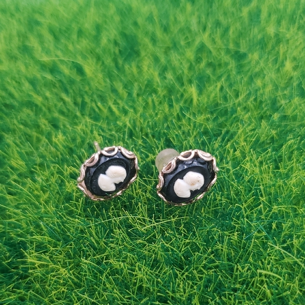 Delicate And Dainty Cameo Victorian Earrings E1012
